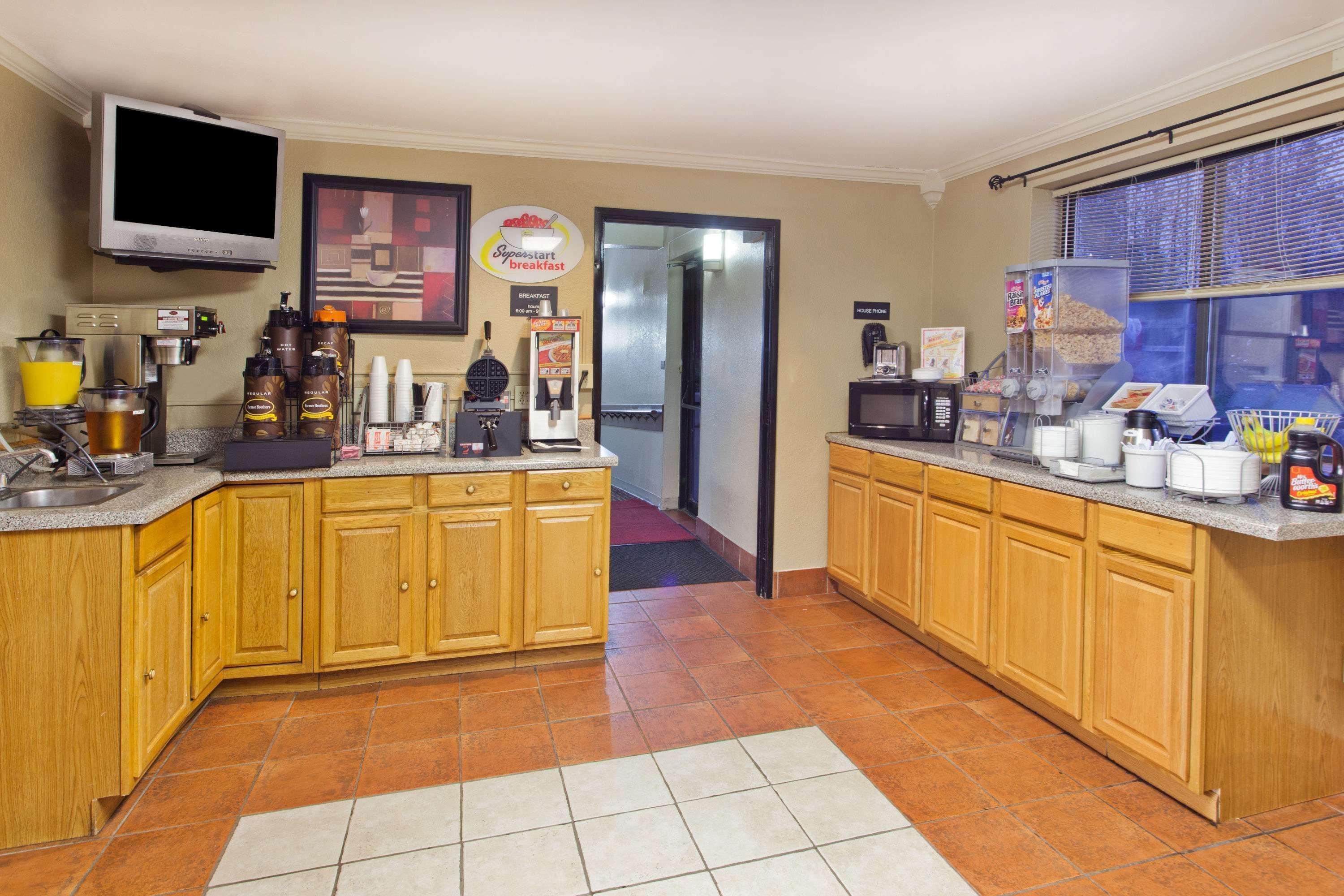 Super 8 By Wyndham Tuscaloosa Exterior foto